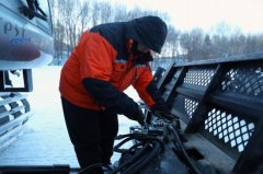 请把故乡的月光别在衣襟