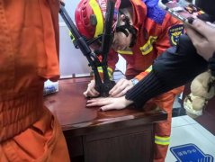 一位老人的无名指被戒指