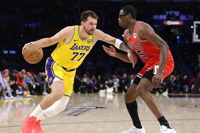 湖人轻取公牛 东契奇51分艾顿统治内线