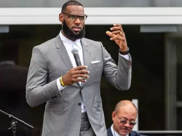 勒布朗·詹姆斯生涯薪资缩水近半 实际到手仅2